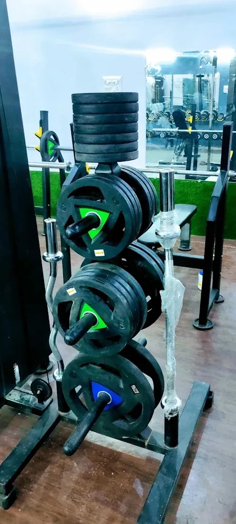 EQUINOX GYM free weights